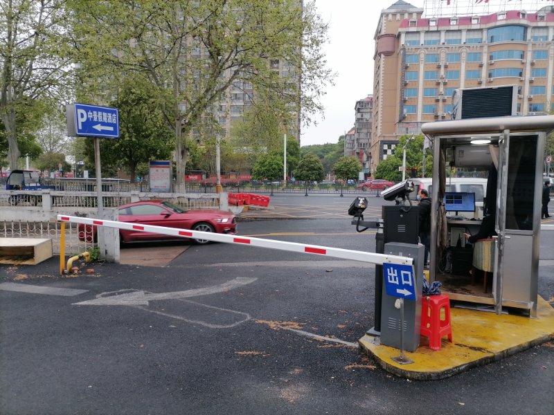 江西省九江市濂溪區(qū)長(zhǎng)虹大道中景假期酒店?yáng)|樓停車(chē)場(chǎng)