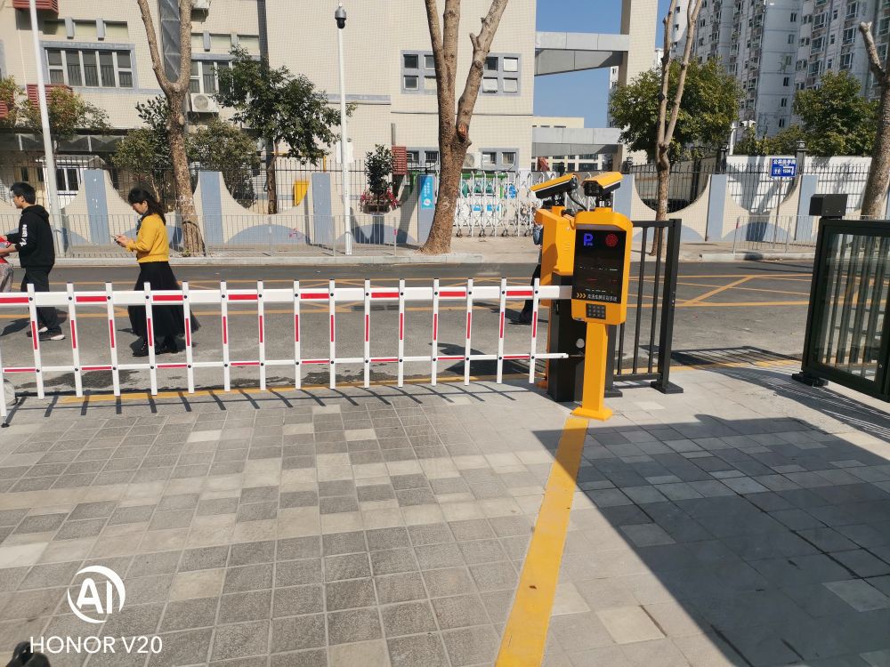 深圳鹽田市場(chǎng)監(jiān)督管理局停車場(chǎng)車牌識(shí)別+廣告門門禁